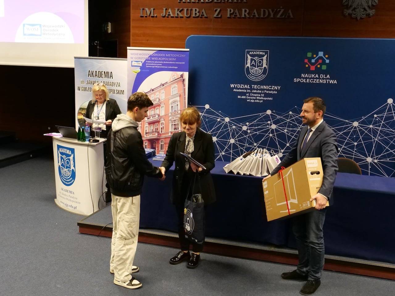 Kacper Ziemecki odbierający nagrodę PKM